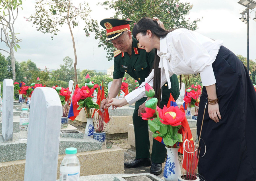 Đại tướng Phạm Văn Trà - nguyên Bộ trưởng Bộ Quốc phòng thắp nén hương cho các anh hùng liệt sĩ an nghỉ tại nghĩa trang. Đại tướng Phạm Văn Trà - nguyên Bộ trưởng Bộ Quốc phòng thắp nén hương cho các anh hùng liệt sĩ an nghỉ tại nghĩa trang.
