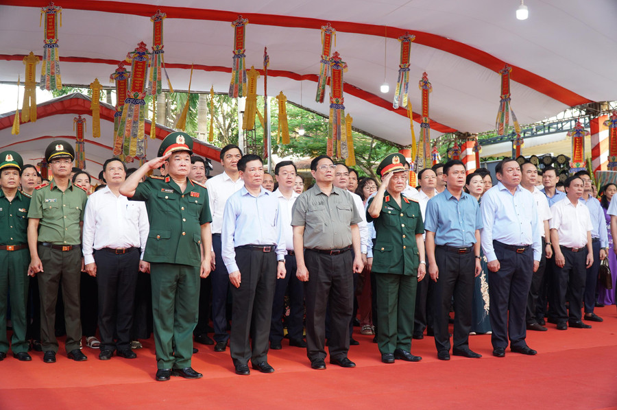 Thủ tướng Phạm Minh Chính và đoàn đại biểu tri ân các anh hùng liệt sỹ đã ngã xuống vì bình yên Tổ quốc, vì nghĩa vụ quốc tế cao cả. Thủ tướng Phạm Minh Chính và đoàn đại biểu tri ân các anh hùng liệt sỹ đã ngã xuống vì bình yên Tổ quốc, vì nghĩa vụ quốc tế cao cả.