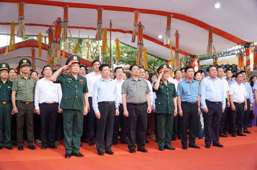 Thủ tướng Phạm Minh Chính và đoàn đại biểu tri ân các anh hùng liệt sỹ đã ngã xuống vì bình yên Tổ quốc, vì nghĩa vụ quốc tế cao cả.