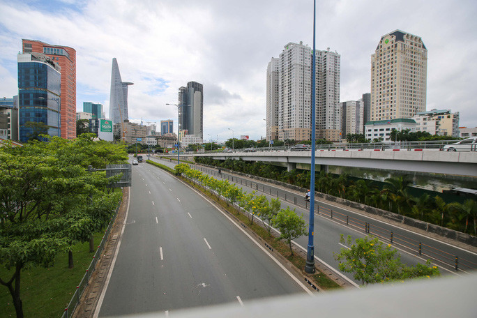 TP Hồ Chí Minh vắng vẻ trong những ngày thực hiện Chỉ thị 16. Ảnh: NLD