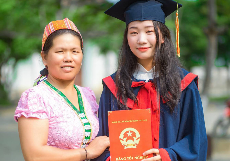 Nữ sinh Vi Thị Thuận và mẹ Nữ sinh Vi Thị Thuận và mẹ