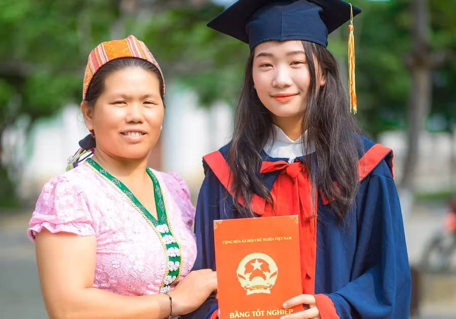 Nữ sinh Vi Thị Thuận và mẹ