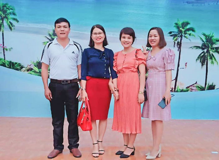 Cô Lô Thị Thơ (thứ 2 từ trái sang) gắn bó với em Thuận trong 3 năm THPT Cô Lô Thị Thơ (thứ 2 từ trái sang) gắn bó với em Thuận trong 3 năm THPT