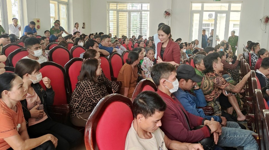 Hàng trăm phụ huynh học sinh Trường Tiểu học Nguyễn Bá Ngọc, thị trấn Triệu Sơn tham gia buổi đối thoại với lãnh đạo huyện. (Ảnh: TL) Hàng trăm phụ huynh học sinh Trường Tiểu học Nguyễn Bá Ngọc, thị trấn Triệu Sơn tham gia buổi đối thoại với lãnh đạo huyện. (Ảnh: TL)