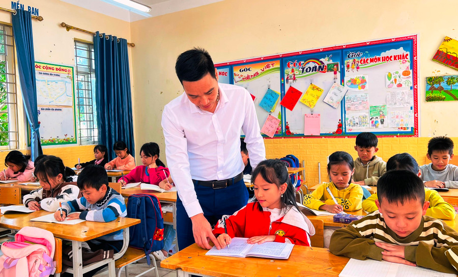 Thầy và trò Trường TH&THCS thị trấn Mường Lát (Thanh Hóa) trong giờ học. Ảnh: TL Thầy và trò Trường TH&THCS thị trấn Mường Lát (Thanh Hóa) trong giờ học. Ảnh: TL