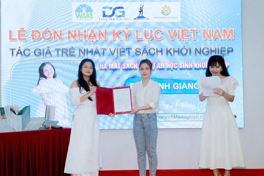 Nữ sinh Đào Linh Giang được xác lập Kỷ lục Việt Nam là tác giả trẻ nhất viết sách khởi nghiệp. Ảnh: ĐNC Nữ sinh Đào Linh Giang được xác lập Kỷ lục Việt Nam là tác giả trẻ nhất viết sách khởi nghiệp. Ảnh: ĐNC