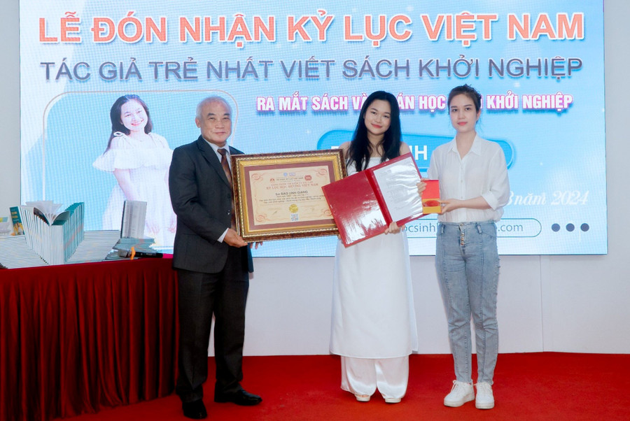 Ông Nguyễn Vinh Hiển - Nguyên Thứ trưởng Bộ GD&ĐT, thành viên Hội đồng xác lập kỷ lục Việt Nam trao bằng xác lập Kỷ lục Việt Nam cho nữ sinh Đào Linh Giang. Ảnh: ĐNC Ông Nguyễn Vinh Hiển - Nguyên Thứ trưởng Bộ GD&ĐT, thành viên Hội đồng xác lập kỷ lục Việt Nam trao bằng xác lập Kỷ lục Việt Nam cho nữ sinh Đào Linh Giang. Ảnh: ĐNC