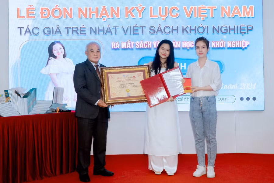Ông Nguyễn Vinh Hiển - Nguyên Thứ trưởng Bộ GD&amp;ĐT, thành viên Hội đồng xác lập kỷ lục Việt Nam trao bằng xác lập Kỷ lục Việt Nam cho nữ sinh Đào Linh Giang. Ảnh: ĐNC