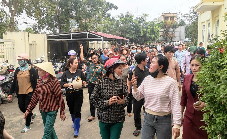 Rất nhiều phụ huynh bất bình việc sáp nhập trường ở thị trấn Triệu Sơn. Rất nhiều phụ huynh bất bình việc sáp nhập trường ở thị trấn Triệu Sơn.