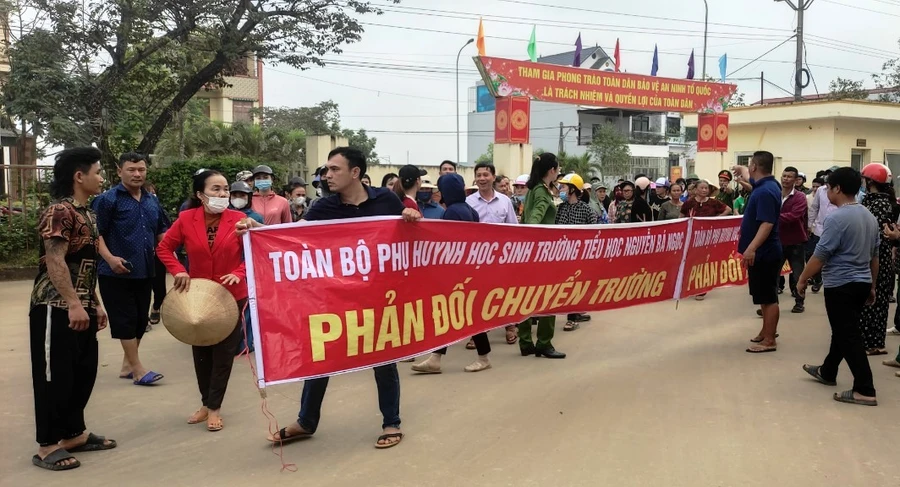 Nhiều phụ huynh có con, em học ở Trường Tiểu học Nguyễn Bá Ngọc (Triệu Sơn, Thanh Hóa) tập trung phản đối chủ trương sáp nhập trường. Ảnh: TL