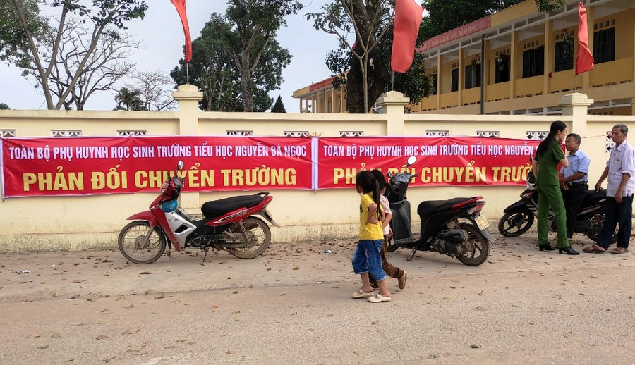 Phụ huynh treo băng zôn ở tường rào Trường Tiểu học Nguyễn Bá Ngọc, thị trấn Triệu Sơn, (Thanh Hóa). Ảnh: TL