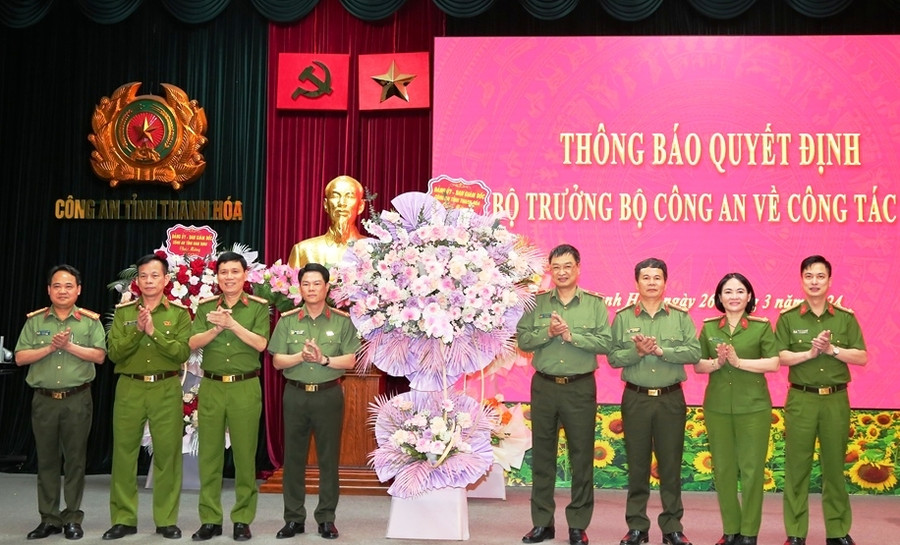 Ban Giám đốc Công an tỉnh Thanh Hóa tặng hoa chúc mừng Đại tá Nguyễn Hữu Mạnh. (Ảnh: QH)