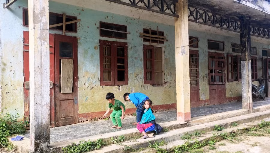 Hai phòng học ở điểm trường bị xuống cấp phải đóng cửa. Ảnh: TL