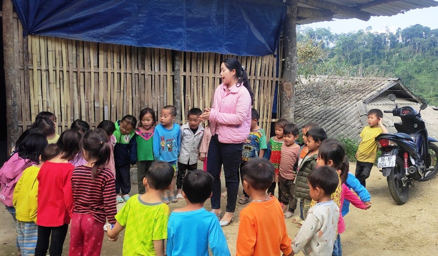 Cô và trò ở điểm lẻ mầm non bản Khằm 2. Ảnh: TL