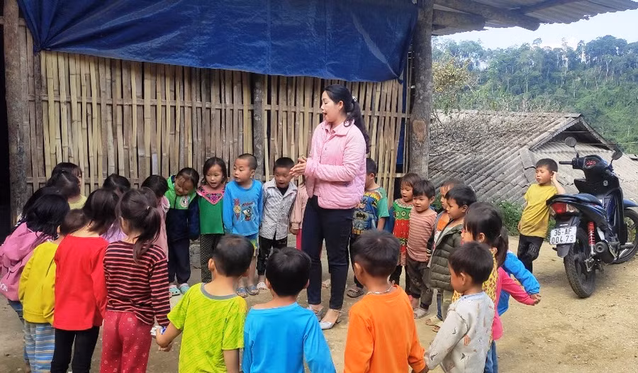 Cô và trò ở điểm lẻ mầm non bản Khằm 2. Ảnh: TL