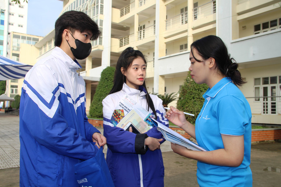 Tư vấn cho học sinh về việc lựa chọn ngành nghề. Ảnh: TL