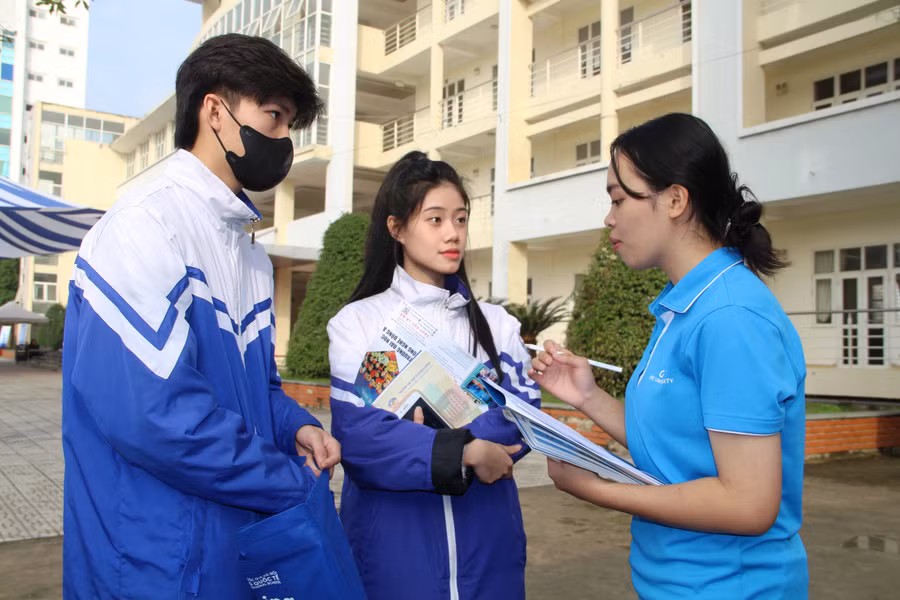 Tư vấn cho học sinh về việc lựa chọn ngành nghề. Ảnh: TL