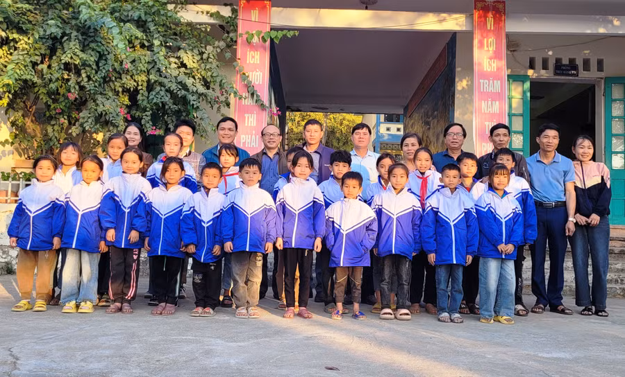 Học sinh Trường Tiểu học Quang Chiểu 2, huyện Mường Lát (Thanh Hóa) đón nhận hàng trăm áo ấm. Ảnh: XT