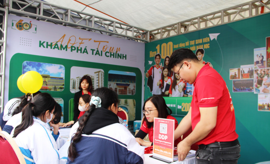 Các gian hàng tư vấn tuyển sinh, hướng nghiệp thu hút sự quan tâm của học sinh. Ảnh: TL