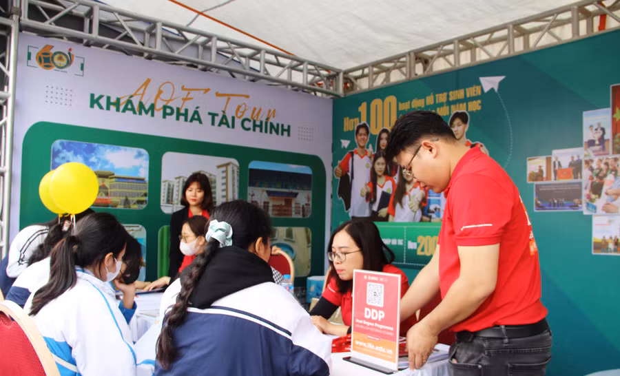 Các gian hàng tư vấn tuyển sinh, hướng nghiệp thu hút sự quan tâm của học sinh. Ảnh: TL