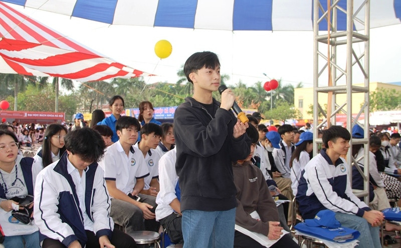 Học sinh đặt câu hỏi tại chương trình. Ảnh: TL