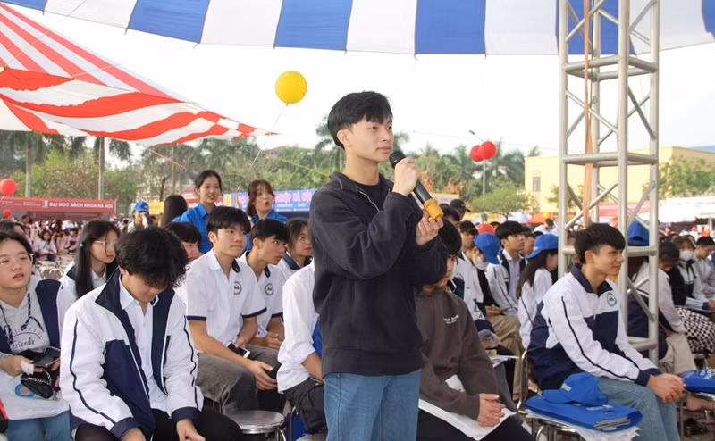 Học sinh đặt câu hỏi tại chương trình. Ảnh: TL