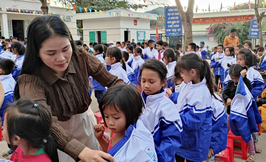 Học sinh Trường Tiểu học Quang Chiểu 2 (Mường Lát, Thanh Hóa) được tặng áo ấm. (Ảnh: Thế Lượng)