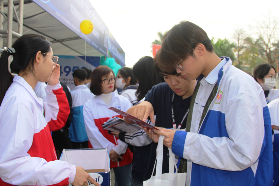 Học sinh tìm hiểu thông tin tuyển sinh. Ảnh: TL
