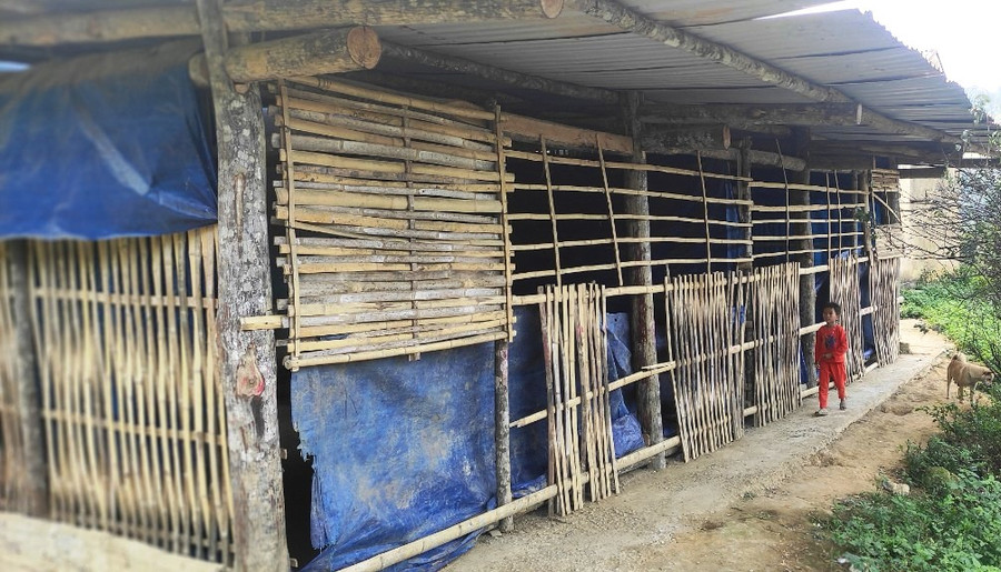 Hai phòng học tạm ở điểm lẻ bản Khằm 2. Ảnh: TL