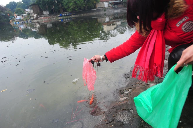 "Phương tiện" của ông Táo vùng vẫy trong nilon và rác