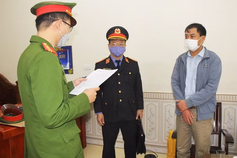 Cơ quan chức năng tống đạt quyết định khởi tố bị can đối với Lê Văn Bình
