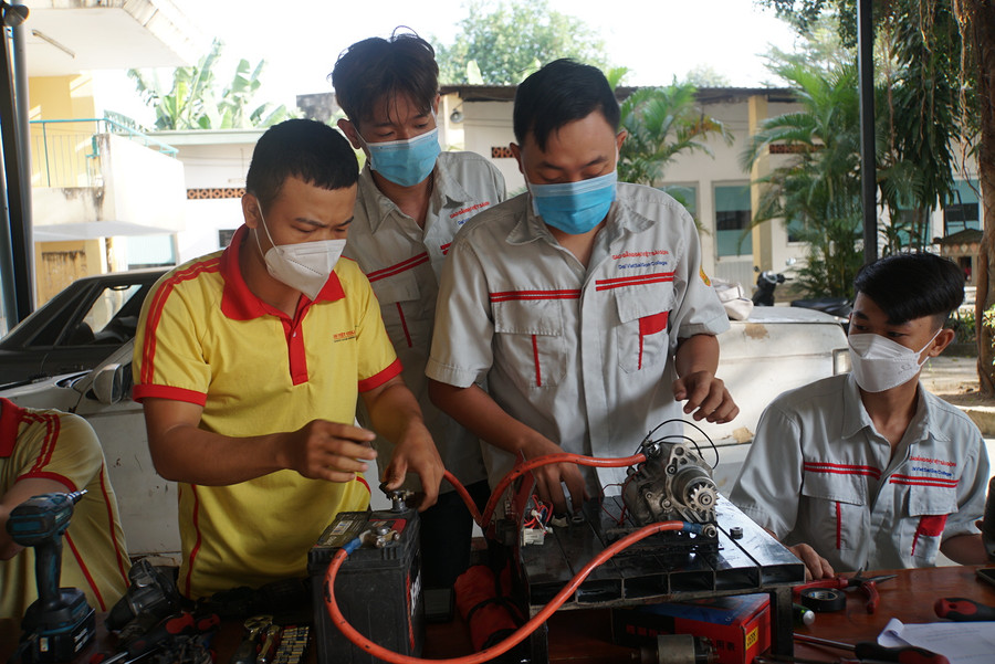 Sinh viên Trường Cao đẳng Đại Việt Sài Gòn trong giờ thực hành. Ảnh: Mạnh Tùng