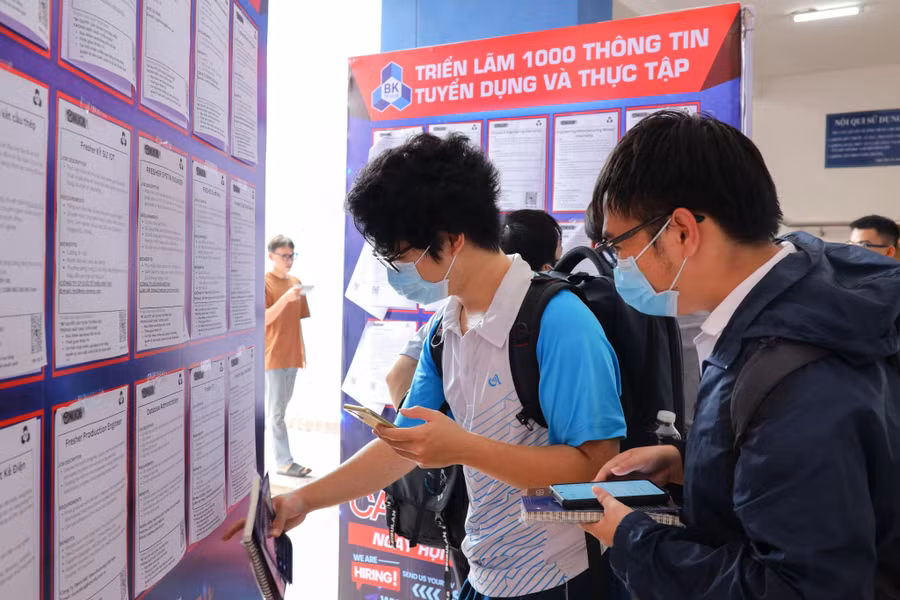 Sinh viên tìm kiếm việc làm tại ngày hội việc làm năm 2023 do Trường Đại học Bách khoa (Đại học Quốc gia TPHCM) tổ chức. Ảnh: Mạnh Tùng