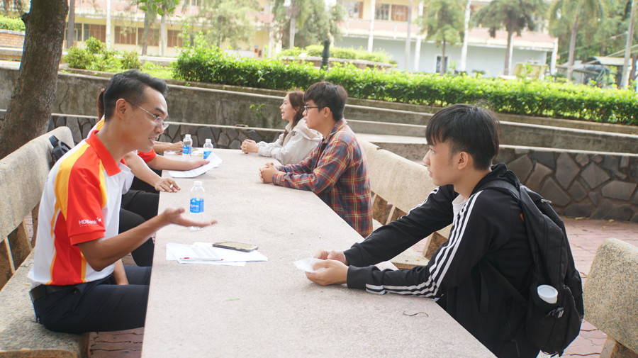 Doanh nghiệp tổ chức phỏng vấn sinh viên trong một ngày hội việc làm năm 2023. Ảnh: Mạnh Tùng