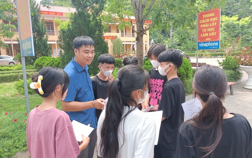 Thầy Triệu Quốc Hưng động viên học sinh lớp 9 trước kỳ thi tuyển sinh vào lớp 10 THPT. Thầy Triệu Quốc Hưng động viên học sinh lớp 9 trước kỳ thi tuyển sinh vào lớp 10 THPT.