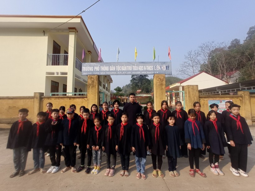 Thầy Triệu Quốc Hưng - Hiệu trưởng và học sinh Trường Phổ thông DTBT TH&THCS Liên Hội (huyện Văn Quan, Lạng Sơn). Thầy Triệu Quốc Hưng - Hiệu trưởng và học sinh Trường Phổ thông DTBT TH&THCS Liên Hội (huyện Văn Quan, Lạng Sơn).