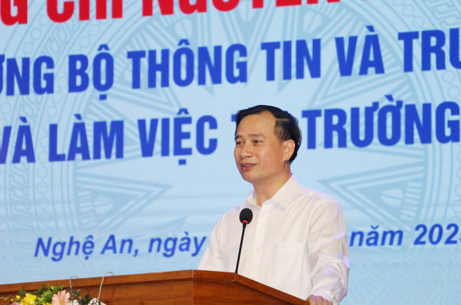 GS.TS. Nguyễn Huy Bằng - Hiệu trưởng Trường ĐH Vinh phát biểu tại buổi làm việc. Ảnh: Hồ Lài. GS.TS. Nguyễn Huy Bằng - Hiệu trưởng Trường ĐH Vinh phát biểu tại buổi làm việc. Ảnh: Hồ Lài.