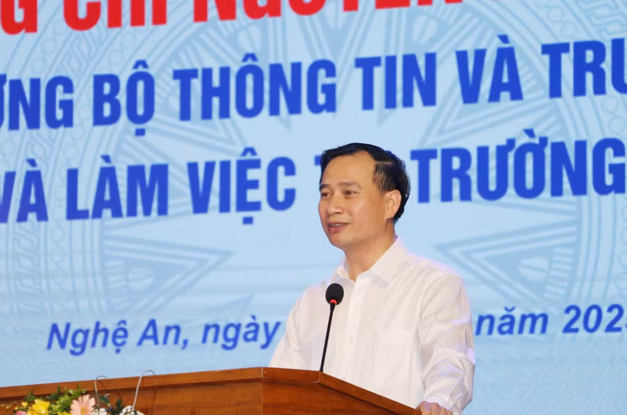 GS.TS. Nguyễn Huy Bằng - Hiệu trưởng Trường ĐH Vinh phát biểu tại buổi làm việc. Ảnh: Hồ Lài.