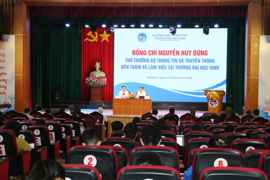 Thứ trưởng Bộ Thông tin và Truyền thông Nguyễn Huy Dũng và Hiệu trưởng Trường ĐH Vinh Nguyễn Huy Bằng trực tiếp trả lời câu hỏi của đại biểu, sinh viên về chuyển đổi số. Ảnh: Hồ Lài. Thứ trưởng Bộ Thông tin và Truyền thông Nguyễn Huy Dũng và Hiệu trưởng Trường ĐH Vinh Nguyễn Huy Bằng trực tiếp trả lời câu hỏi của đại biểu, sinh viên về chuyển đổi số. Ảnh: Hồ Lài.