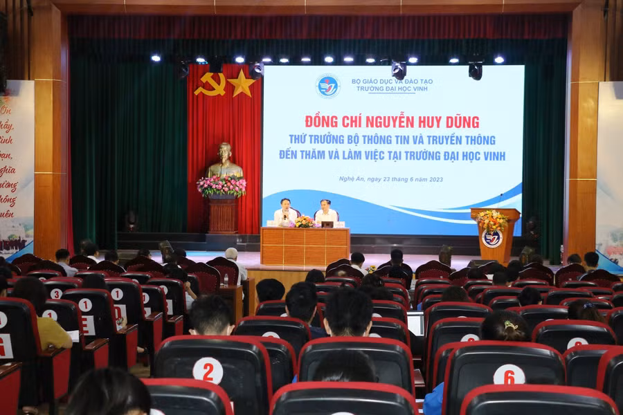 Thứ trưởng Bộ Thông tin và Truyền thông Nguyễn Huy Dũng và Hiệu trưởng Trường ĐH Vinh Nguyễn Huy Bằng trực tiếp trả lời câu hỏi của đại biểu, sinh viên về chuyển đổi số. Ảnh: Hồ Lài.