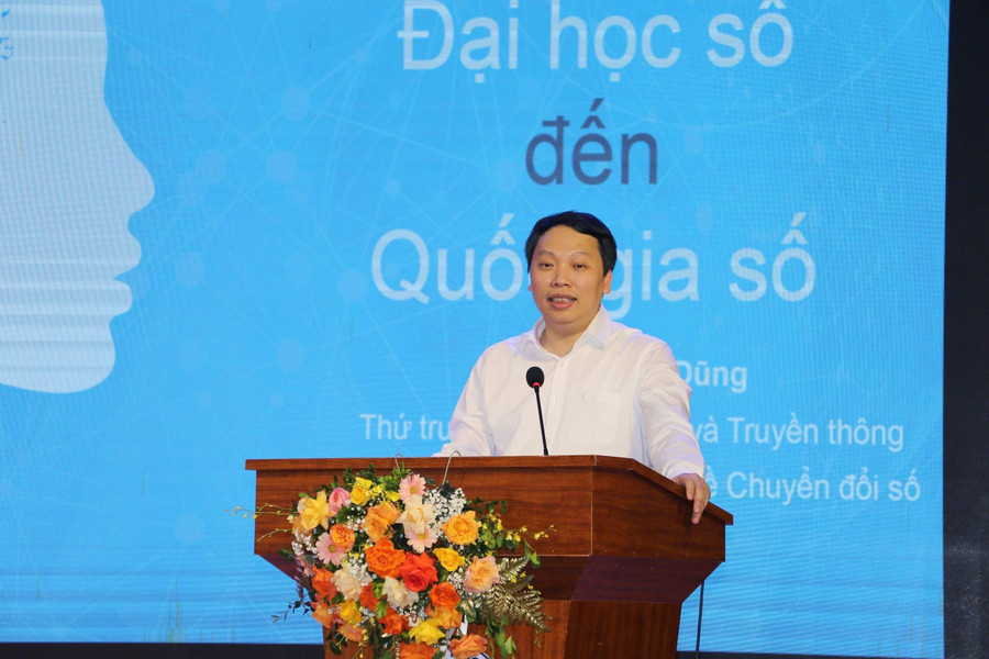 Ông Nguyễn Huy Dũng - Thứ trưởng Bộ Thông tin và Truyền thông mong muốn Trường ĐH Vinh tìm kiếm và chắp cánh cho những nhân tài của đất nước. Ảnh: Hồ Lài. Ông Nguyễn Huy Dũng - Thứ trưởng Bộ Thông tin và Truyền thông mong muốn Trường ĐH Vinh tìm kiếm và chắp cánh cho những nhân tài của đất nước. Ảnh: Hồ Lài.