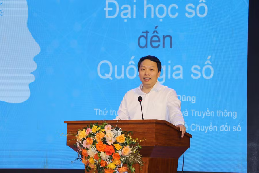 Ông Nguyễn Huy Dũng - Thứ trưởng Bộ Thông tin và Truyền thông mong muốn Trường ĐH Vinh tìm kiếm và chắp cánh cho những nhân tài của đất nước. Ảnh: Hồ Lài.