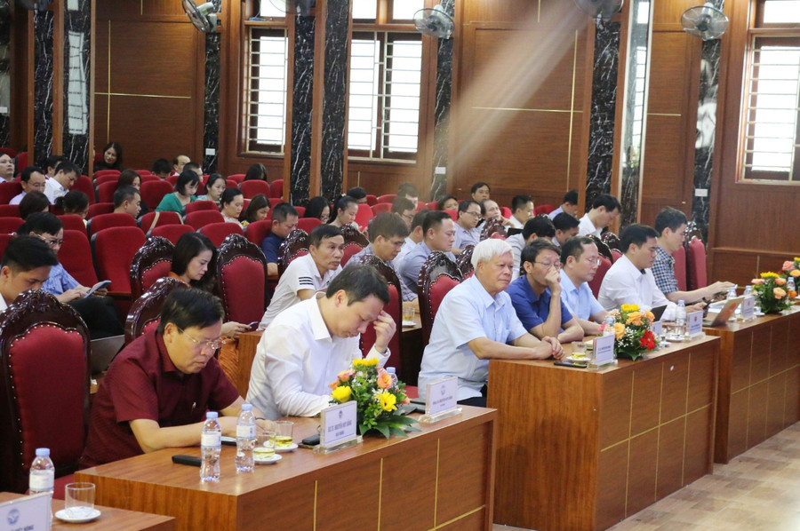 Các đại biểu tham dự buổi làm việc của Thứ trưởng Bộ Thông tin và Truyền thông với Trường ĐH Vinh. Ảnh: Hồ Lài. Các đại biểu tham dự buổi làm việc của Thứ trưởng Bộ Thông tin và Truyền thông với Trường ĐH Vinh. Ảnh: Hồ Lài.