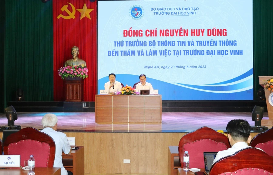 Quang cảnh buổi làm việc.