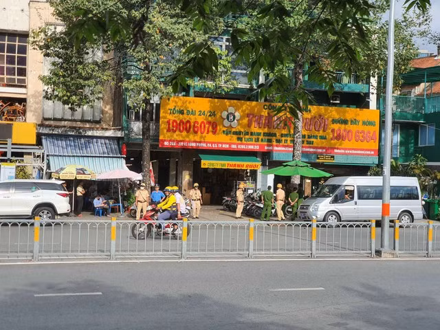 Công an TPHCM kiểm tra toàn bộ trụ sở nhà xe Thành Bưởi. Ảnh: Chinhphu.vn