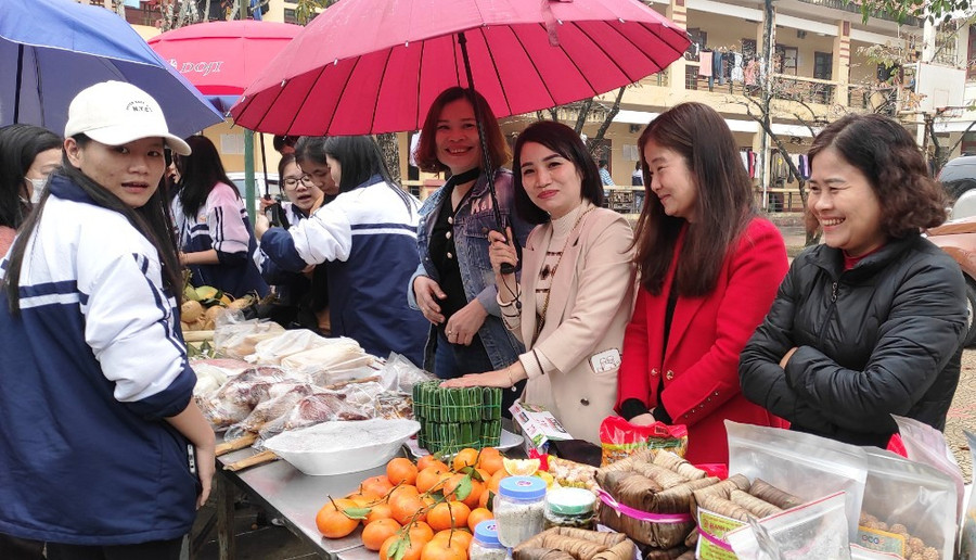 Phụ huynh học sinh cũng tham gia phiên chợ.