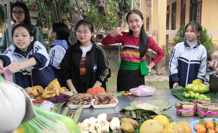 Thích thú chụp ảnh tại gian hàng của lớp mình.