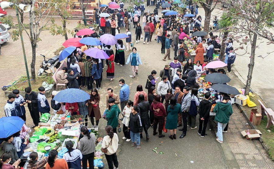 Phiên chợ được tổ chức trong khuôn viên nhà trường.