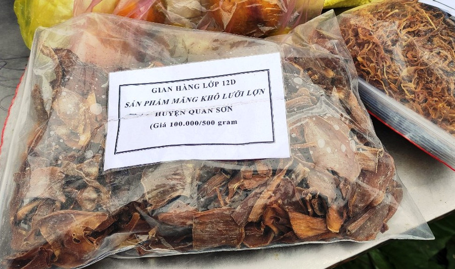 Măng khô cũng được các bạn học sinh đưa đến bày bán.