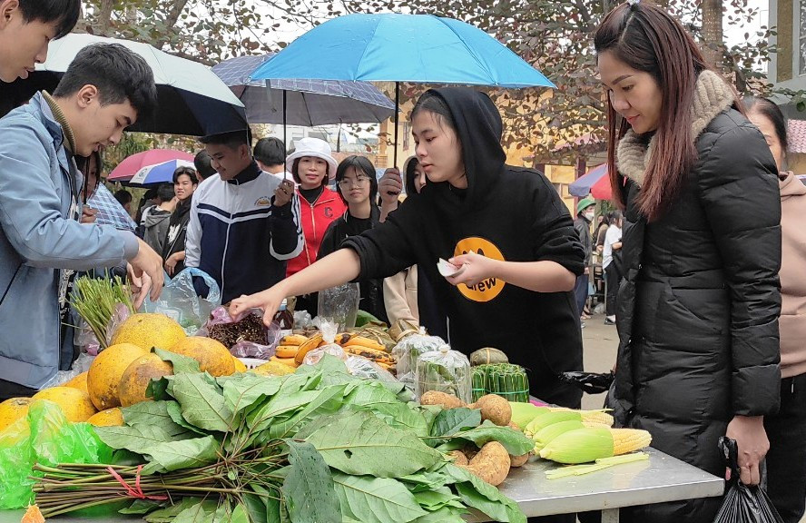Phụ huynh tham gia mua hàng tại &quot;Phiên chợ vùng cao&quot;.